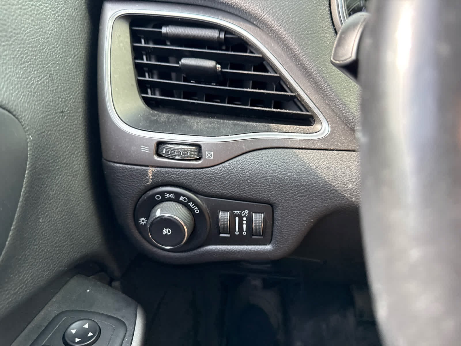 Used 2019 Velvet Red Pearlcoat Jeep Latitude Plus image 13