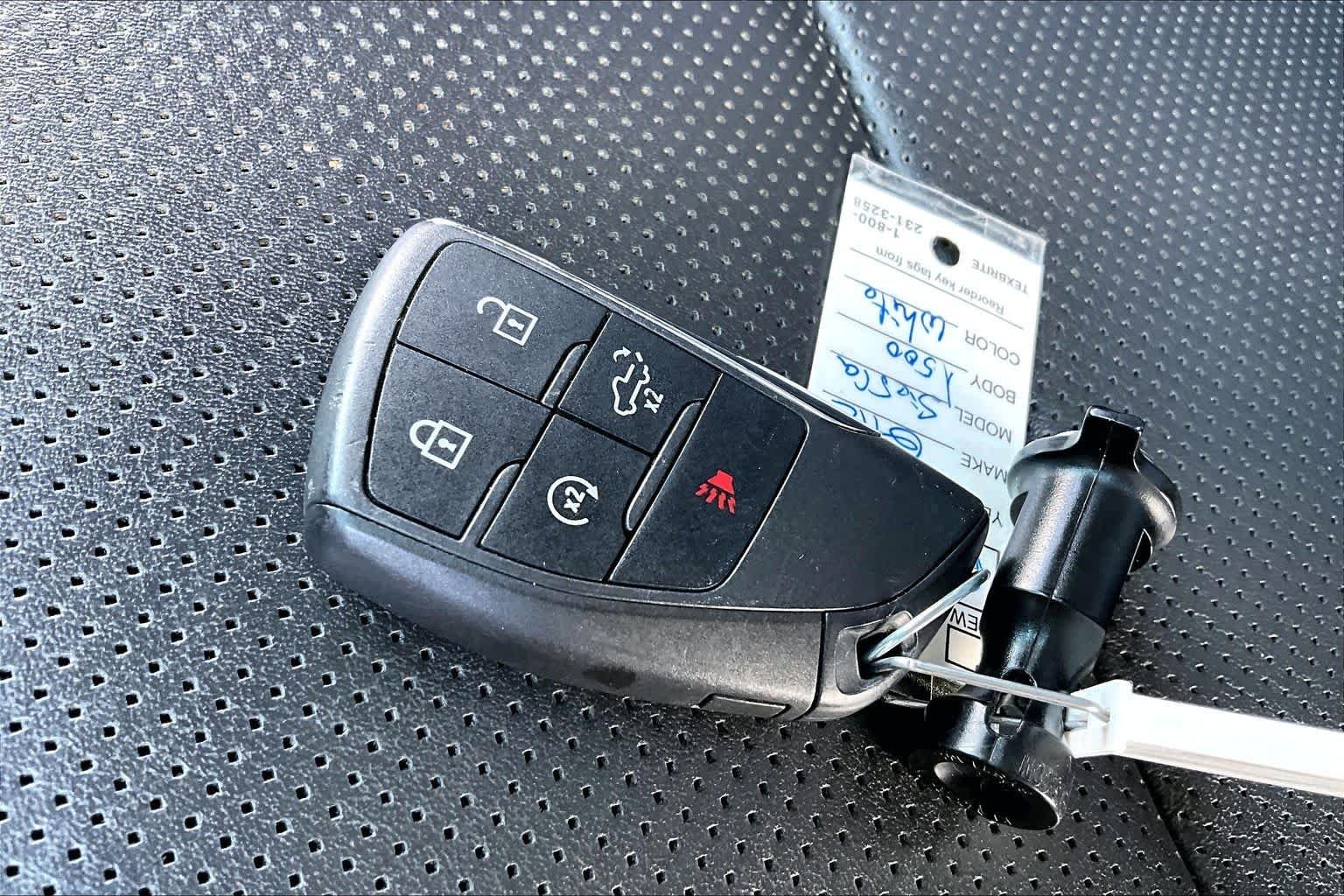 Used 2023 White Frost Tricoat GMC Denali image 15
