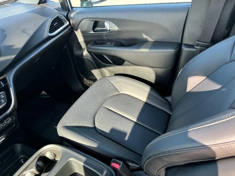 Used 2025 Bright White Clearcoat Chrysler Select FWD image 11