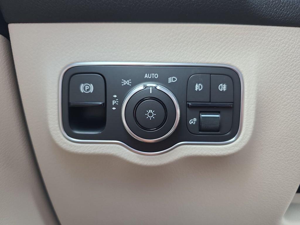 New 2026 White Mercedes-Benz GLB 250 image 26
