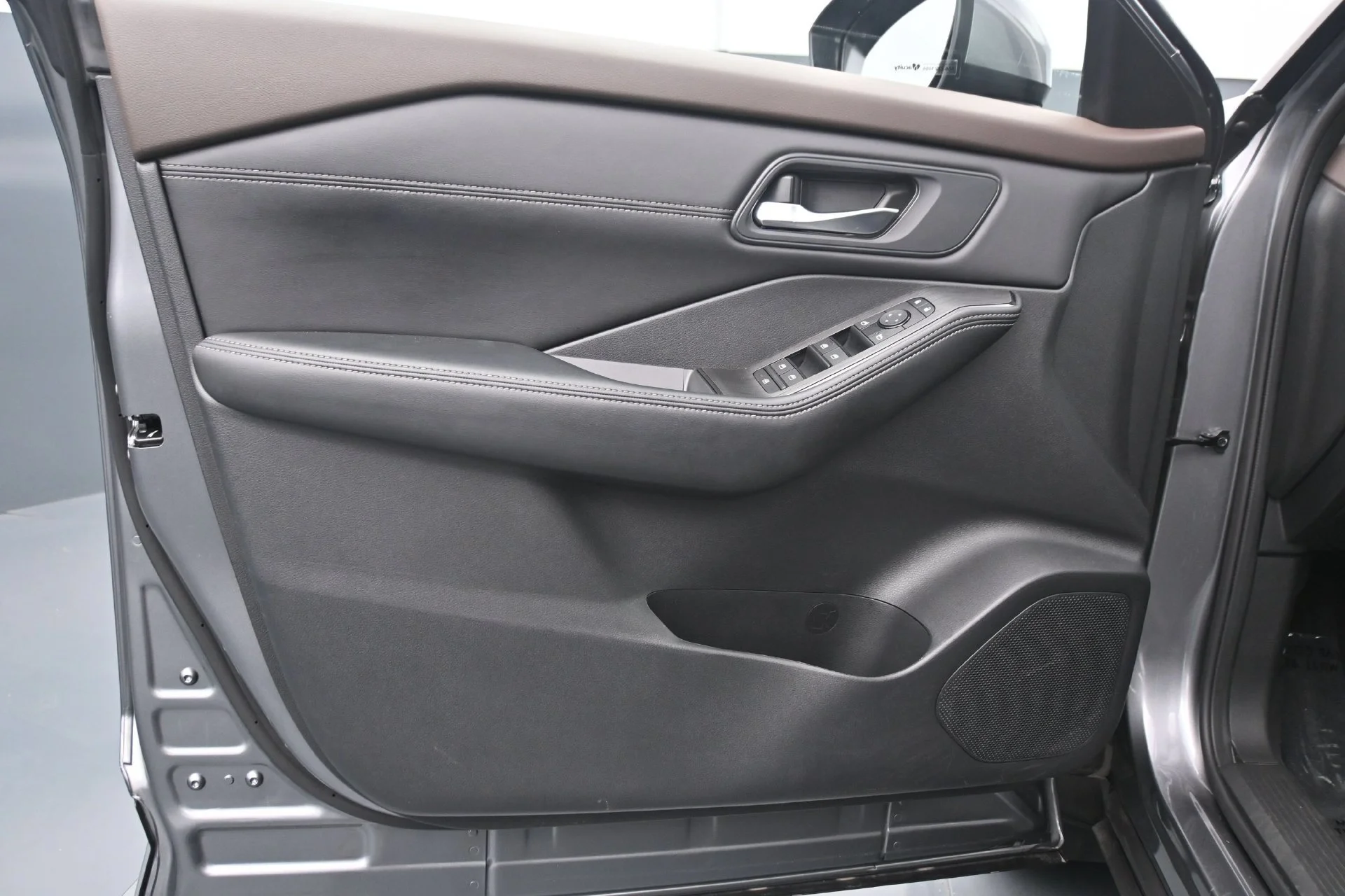 Used 2023 Gun Metallic Nissan SV image 21