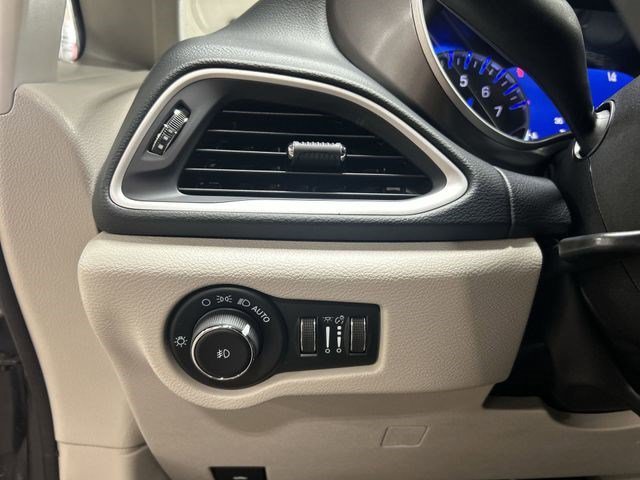 Used 2023 Granite Crystal Metallic Clearcoat Chrysler Touring L image 18