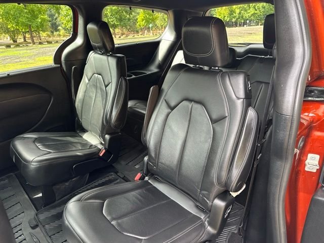Used 2018 Copper Pearlcoat Chrysler Touring L image 17