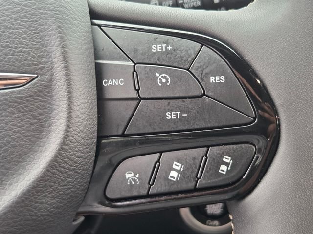 Used 2025 White Chrysler Limited image 27