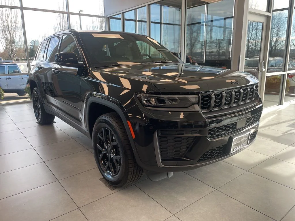 New 2026 Diamond Black Crystal Pearl-Coat Exterior Paint Jeep Altitude image 6