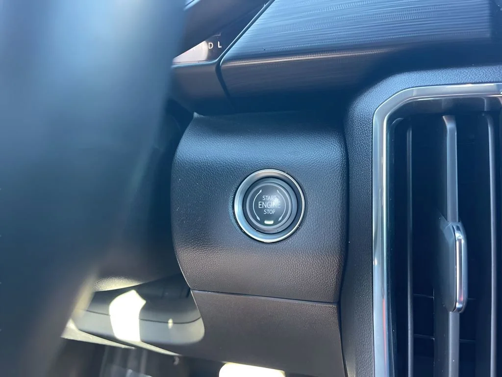 Used 2025 Summit White GMC Elevation image 18