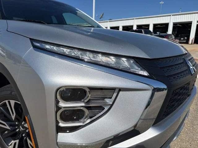 Used 2025 Silver Mitsubishi SE image 2