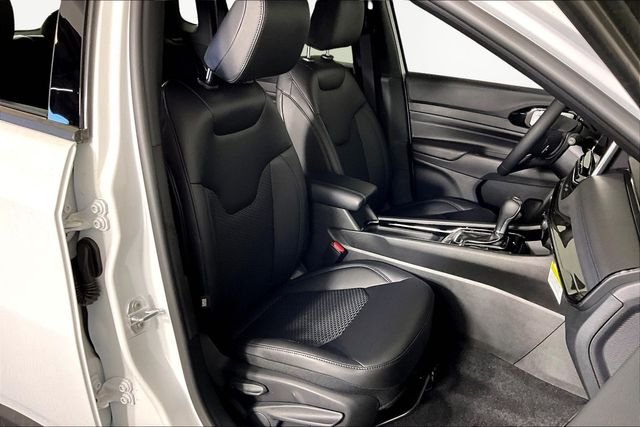 New 2026 Bright White Clear-Coat Exterior Paint Jeep Latitude image 11