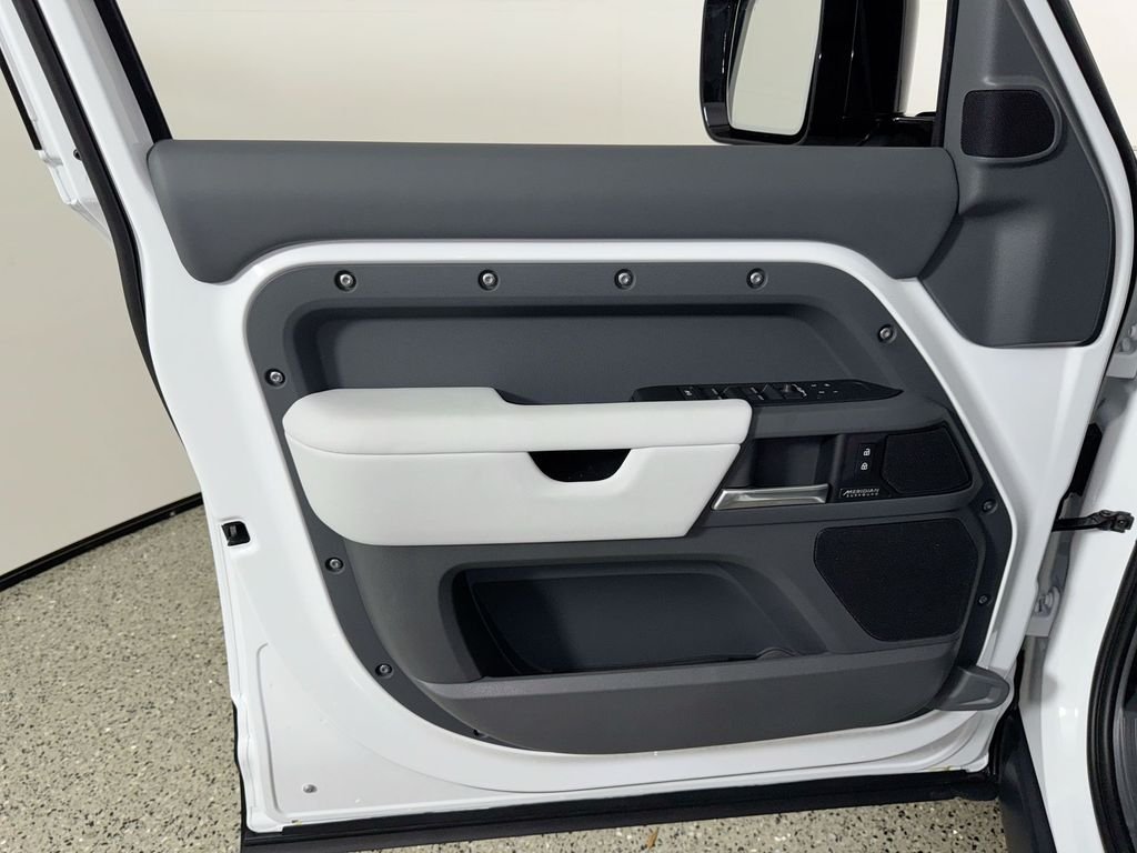 2026 Land Rover Defender X-Dynamic SE - Photo 13