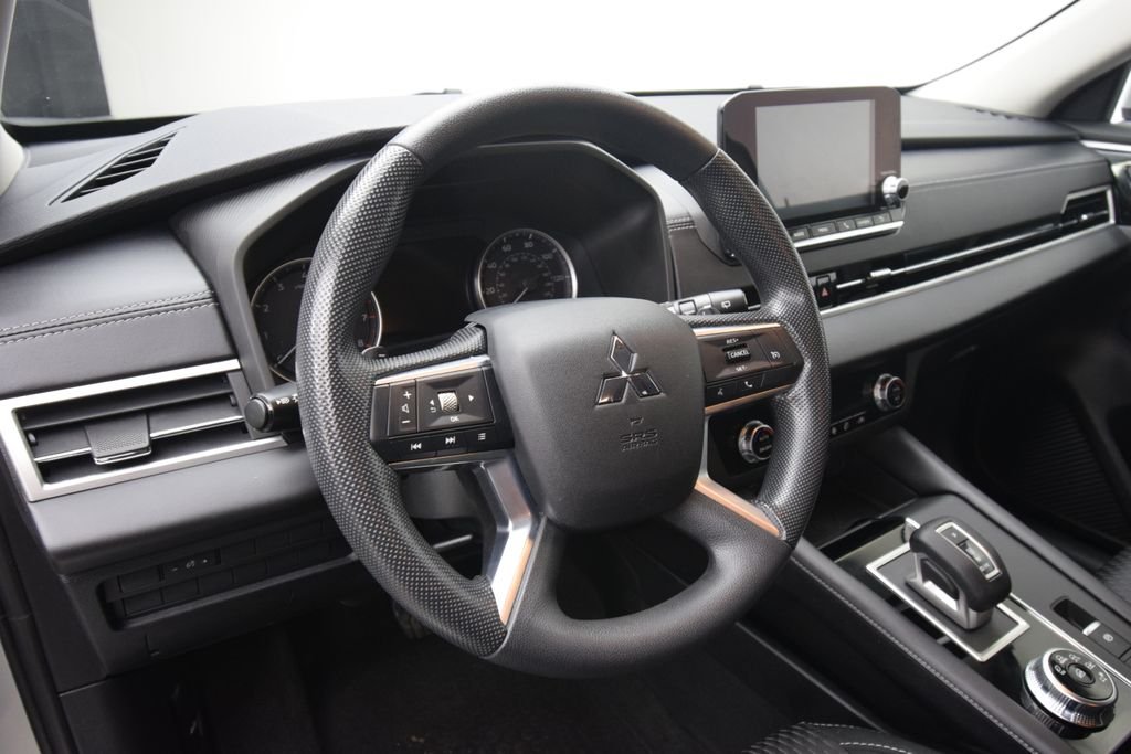 Used 2022  Mitsubishi ES image 11