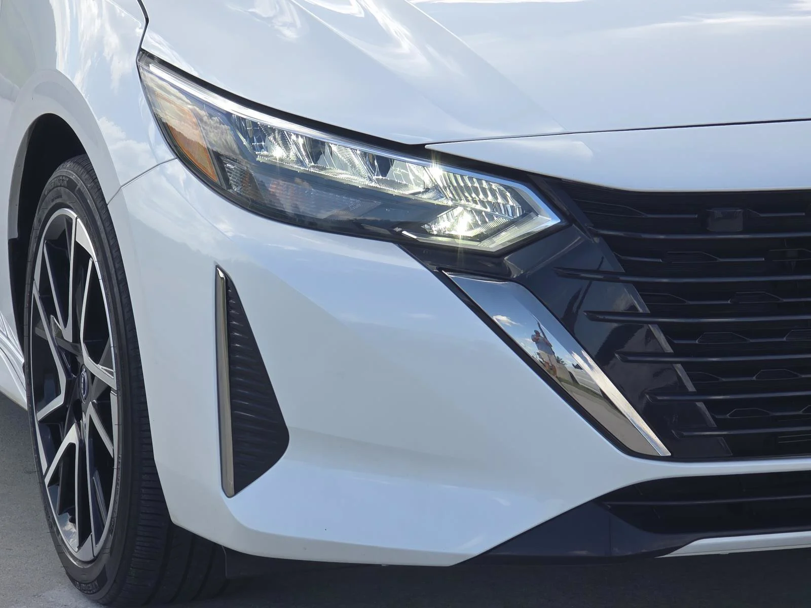 Used 2024 Aspen White Tricoat/Super Black Nissan SR image 7