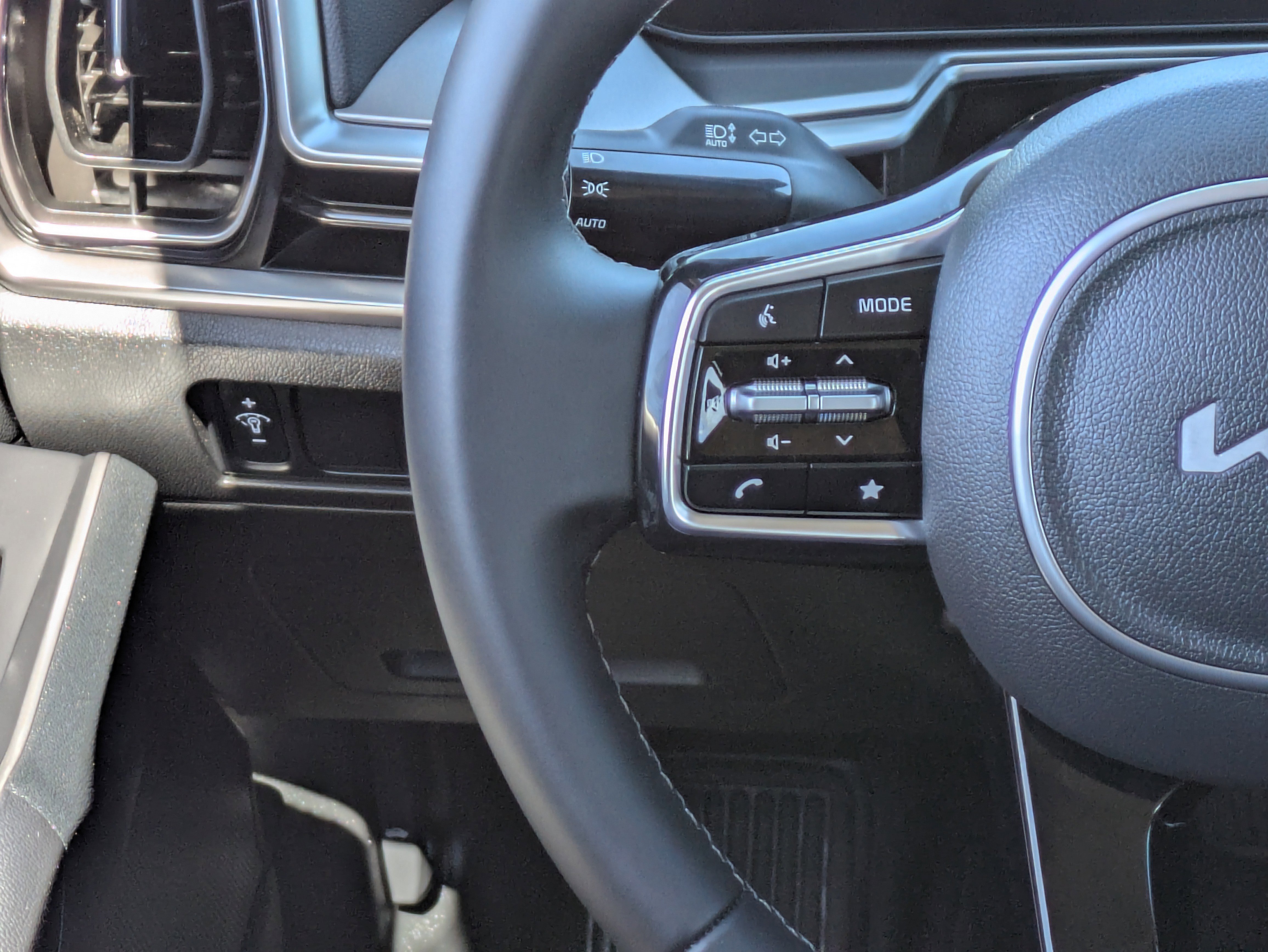 2025 Kia Sorento S - Photo 24