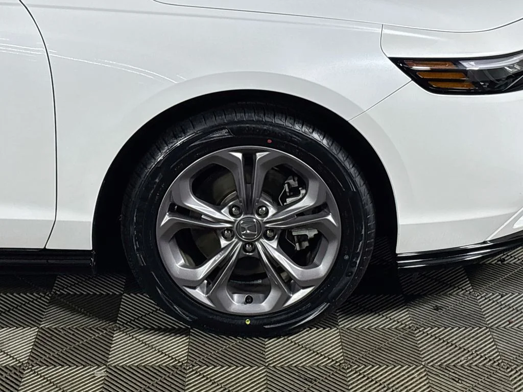 Used 2024 White Honda EX-L image 23