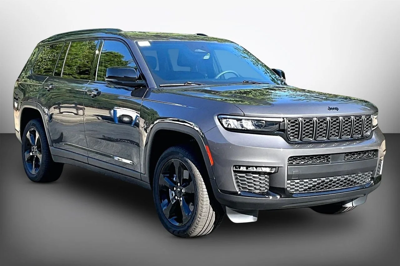 Used 2025 Gray Jeep Limited image 2