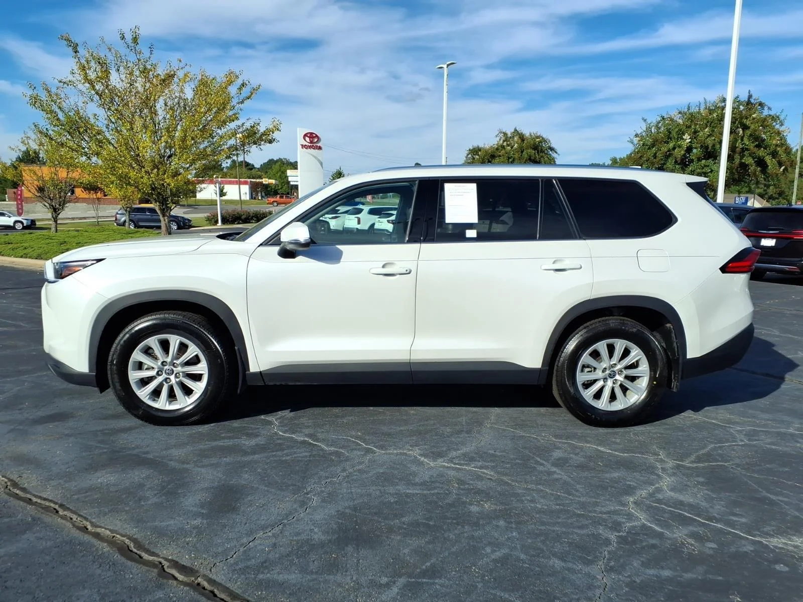 Used 2024 Wind Chill Pearl Toyota XLE image 3