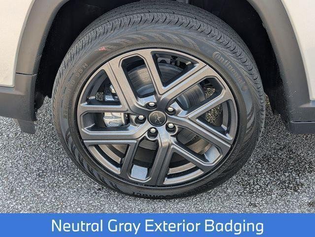 New 2026 Silver Zynith Metallic Clear-Coat Exterior Paint Jeep Limited image 12
