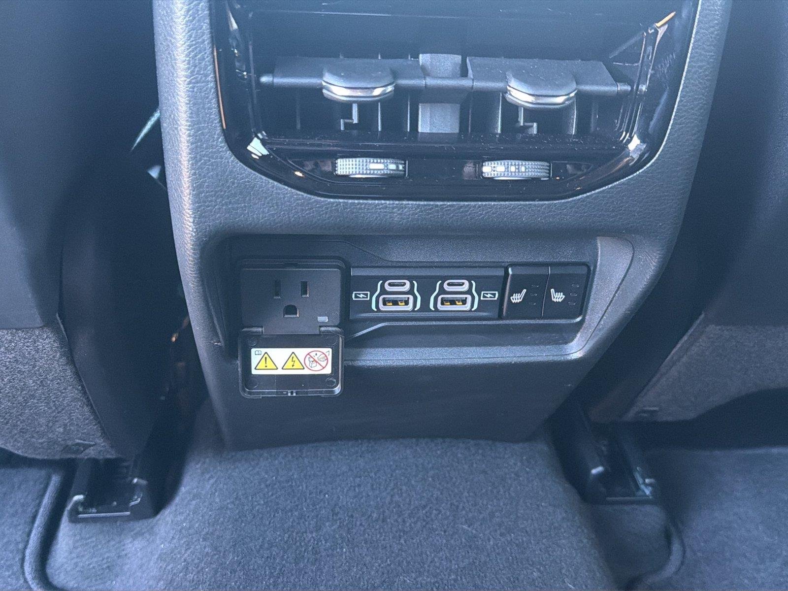 Used 2025  Jeep Limited image 22