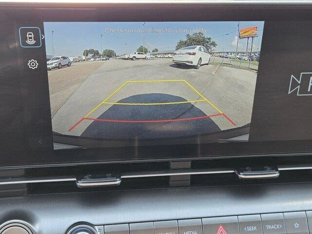 Used 2025 Atlas White Hyundai SEL image 16