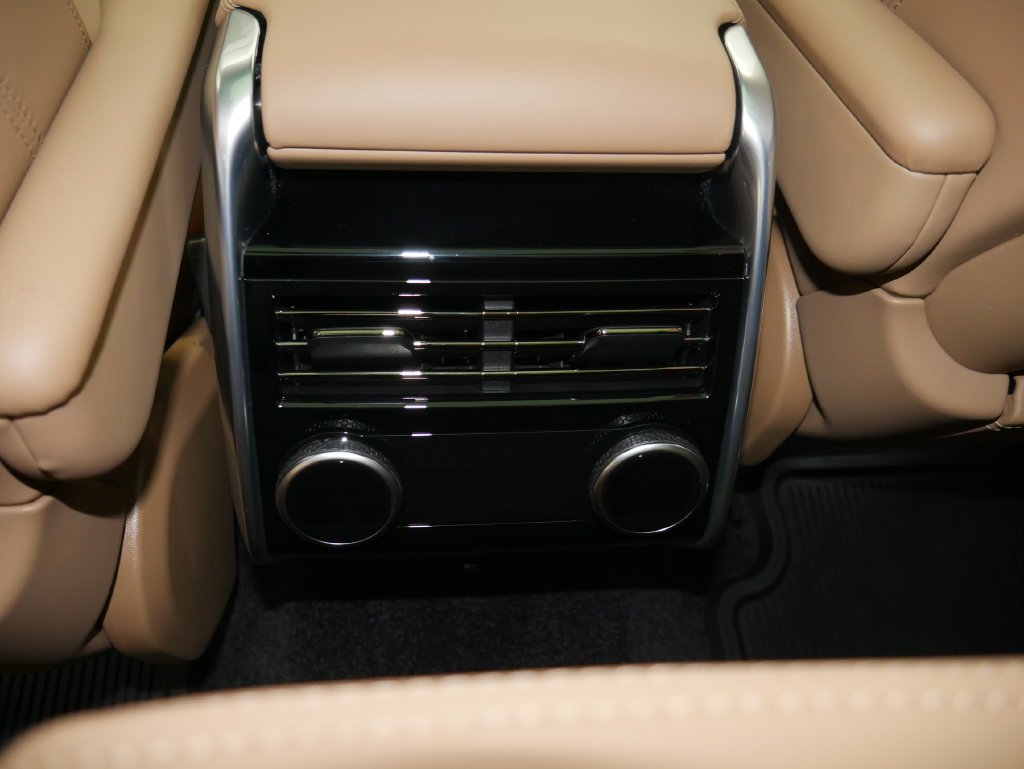Used 2025  Land Rover Autobiography image 26