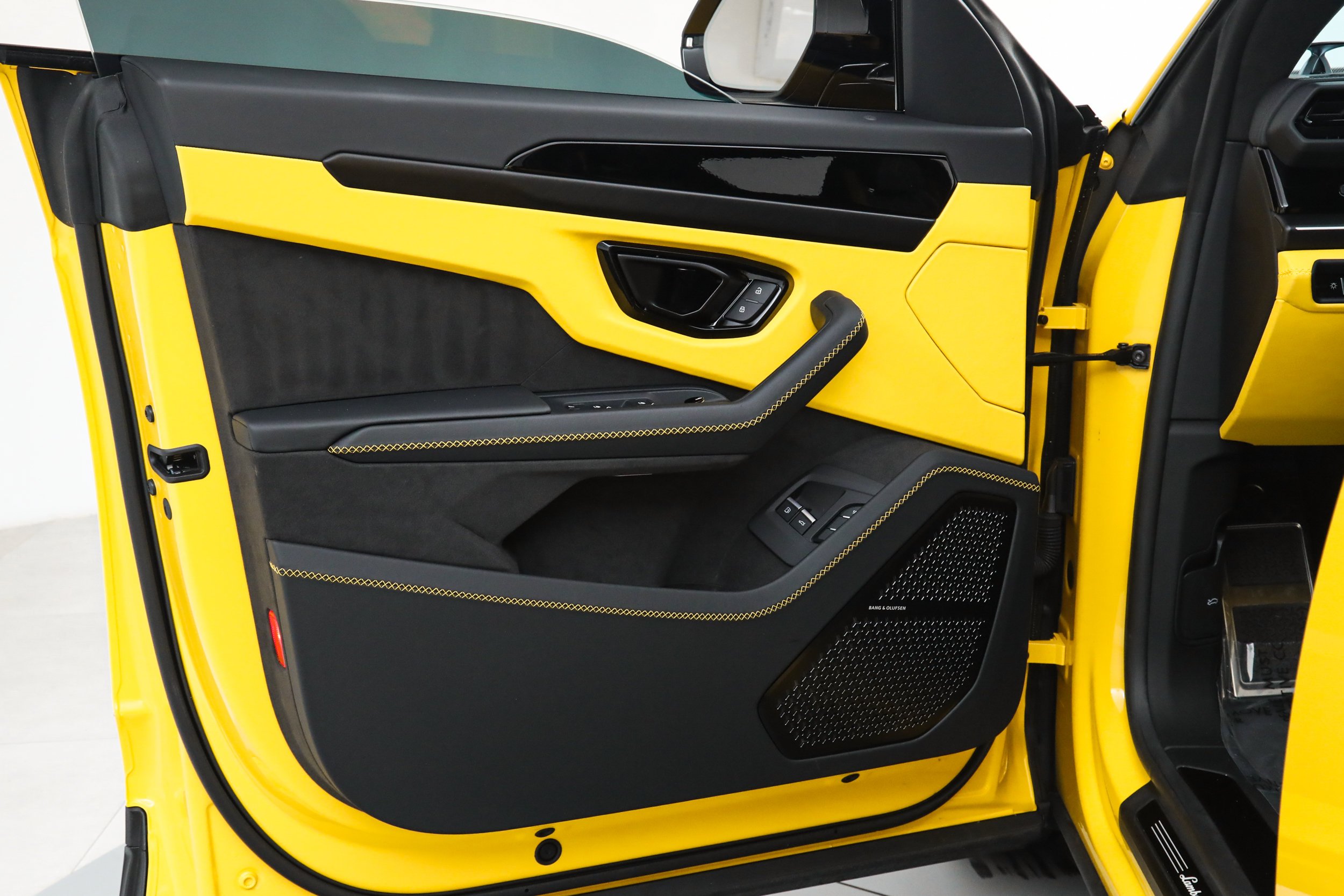 Used 2025 Yellow Lamborghini SE image 22