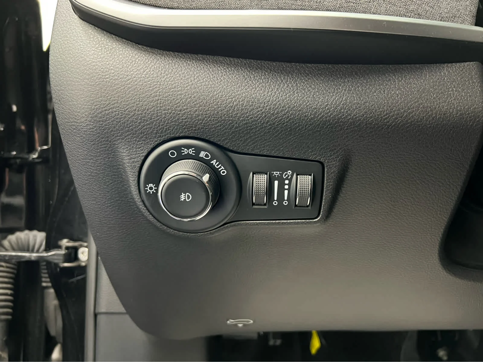 Used 2024 Diamond Black Crystal Pearlcoat Jeep Latitude image 18