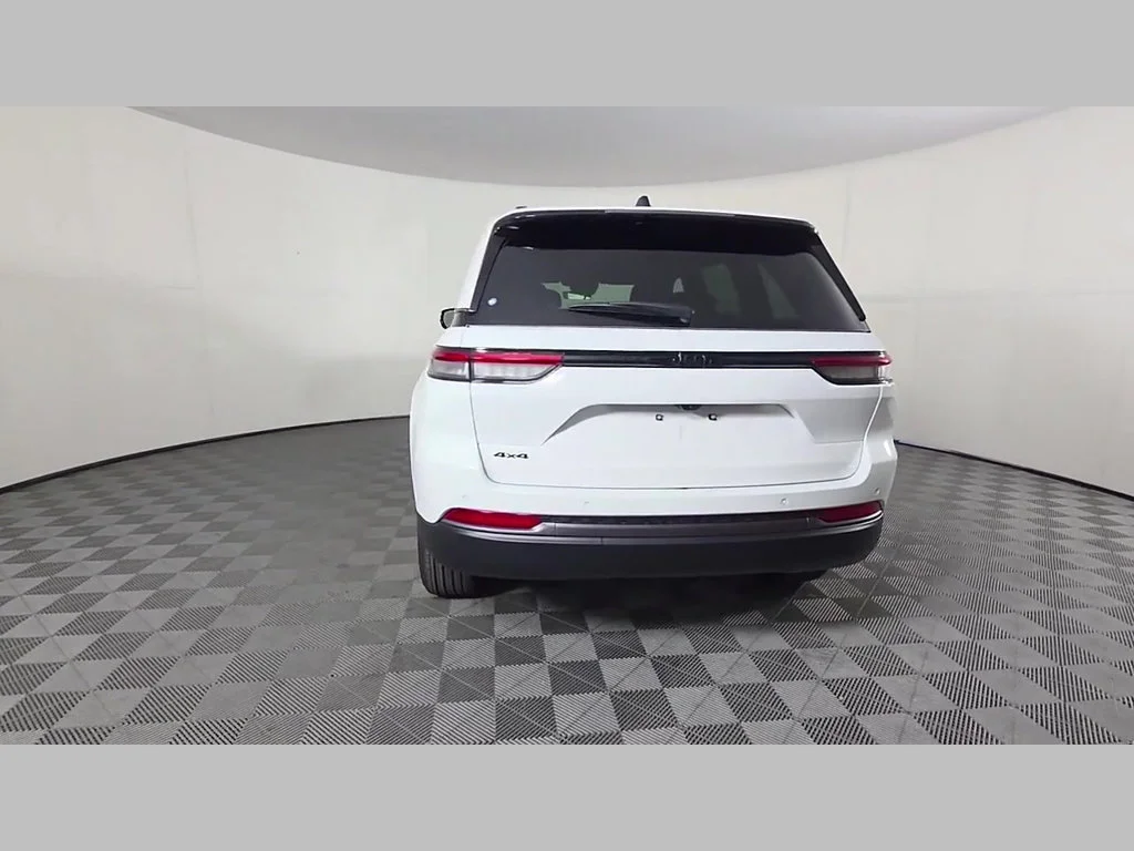 New 2026 Bright White Clear-Coat Exterior Paint Jeep Laredo Altitude image 27