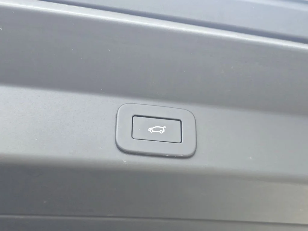 Certified Used 2024 White Land Rover Dynamic SE image 13