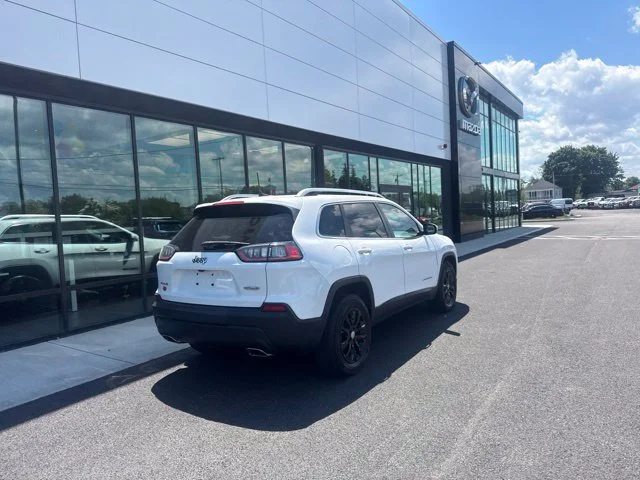 Used 2021 White Jeep Latitude Lux image 3