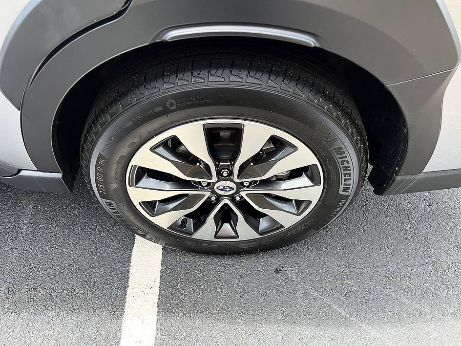 Used 2025 Ice Silver Metallic Subaru Limited image 8
