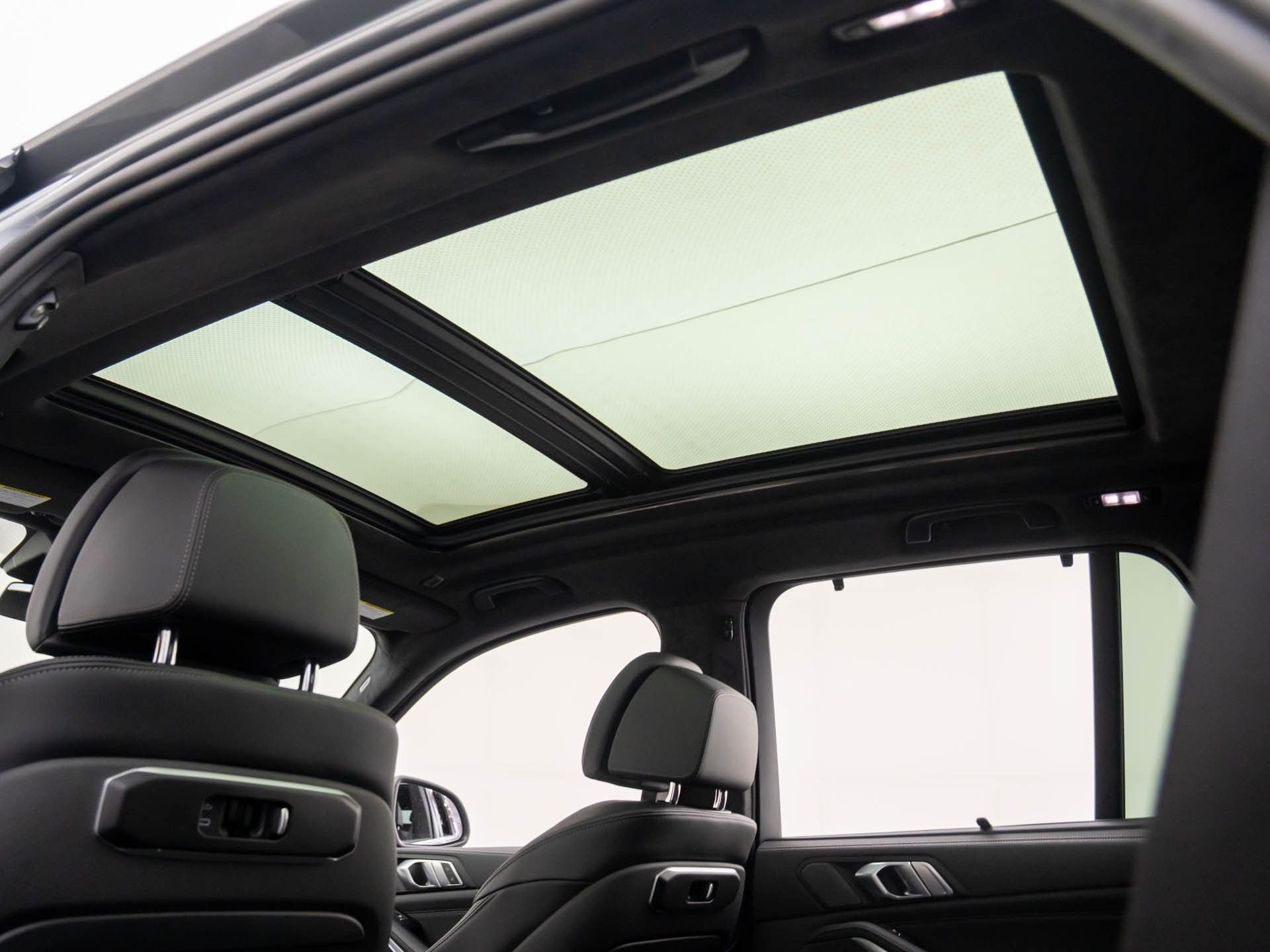 New 2026 Skyscraper Grey Metallic BMW xDrive50e image 18