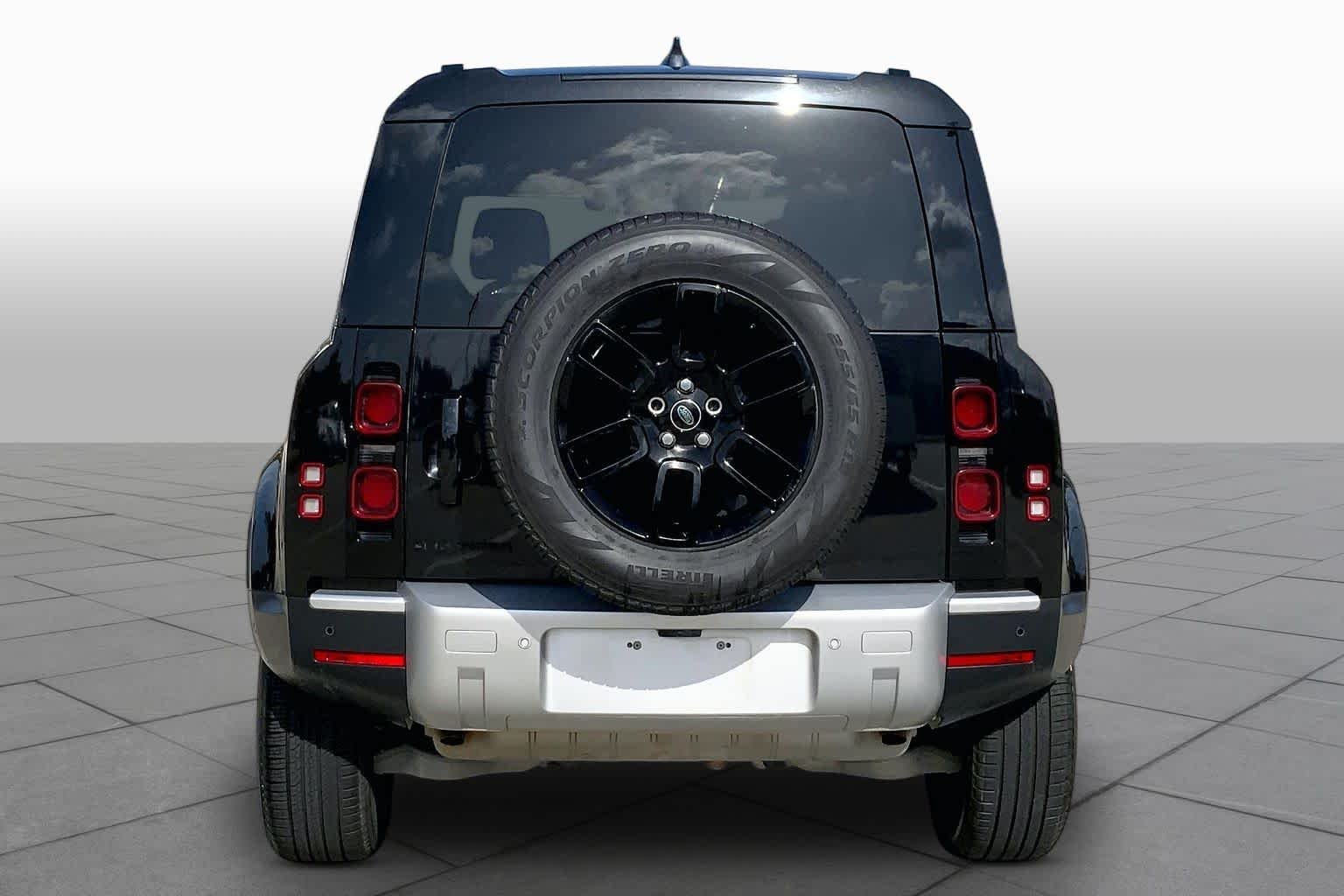 Used 2025 Santorini Black Metallic Land Rover S image 5