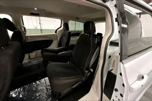 Used 2023 Bright White Clearcoat Chrysler LX image 21