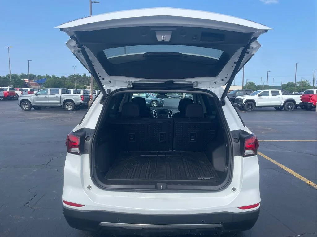 Used 2024 Summit White Chevrolet LT image 21