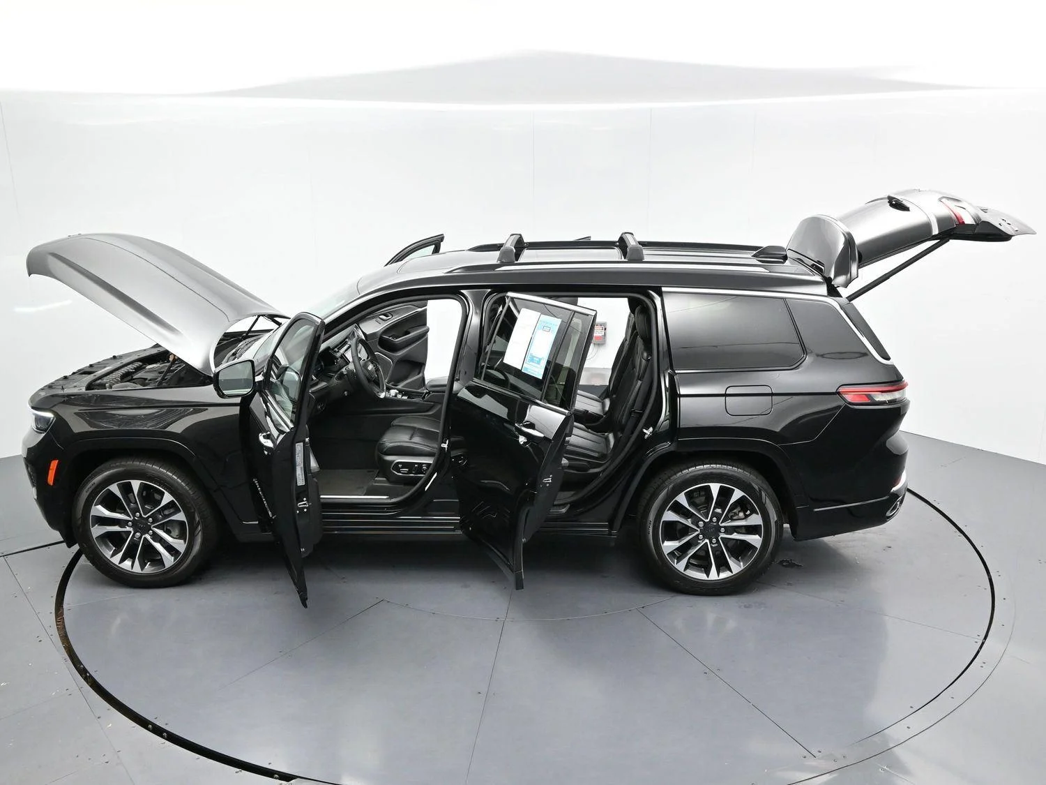 Used 2023 Diamond Black Crystal Pearlcoat Jeep Overland image 50