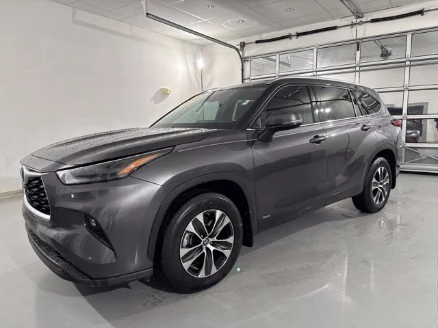 Used 2022 Gray Toyota XLE image 4