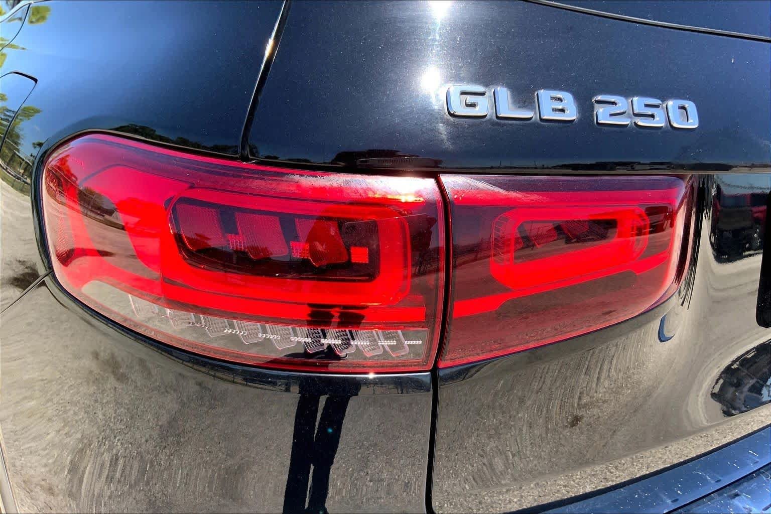 Used 2023 Night Black Mercedes-Benz GLB 250 image 28