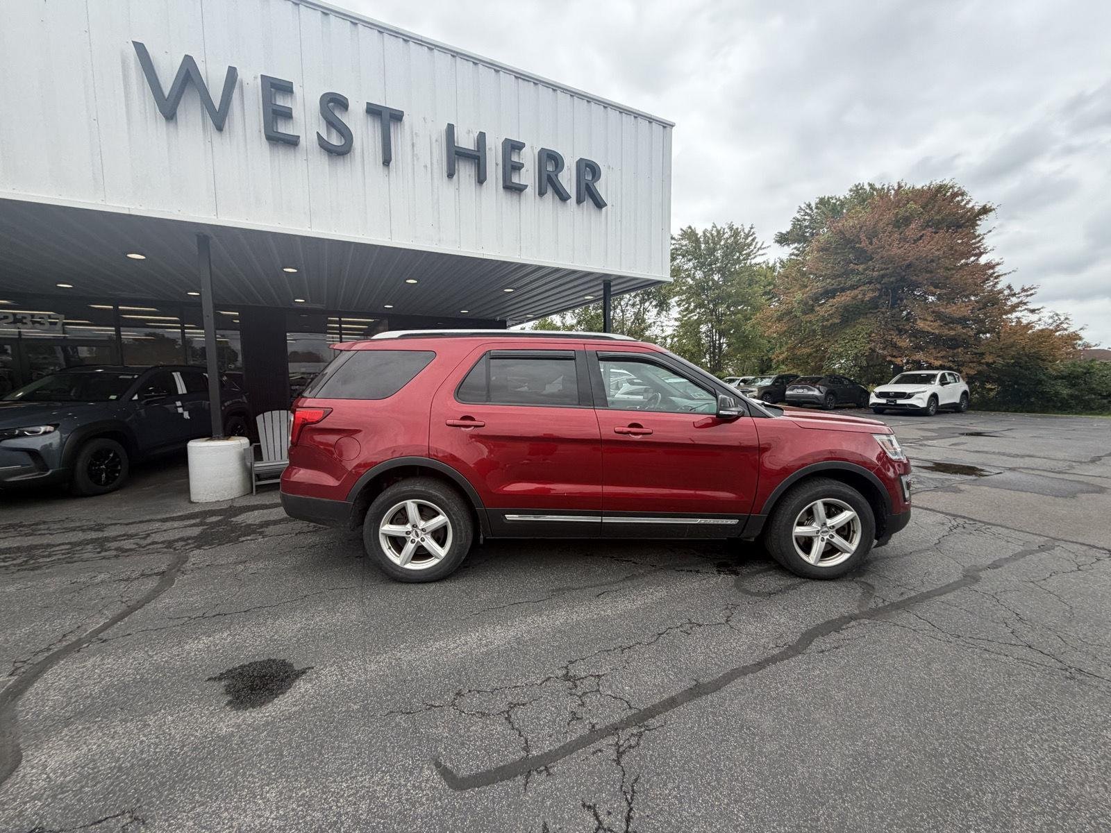 Used 2016 Ruby Red Metallic Tinted Clearcoat Ford XLT image 9