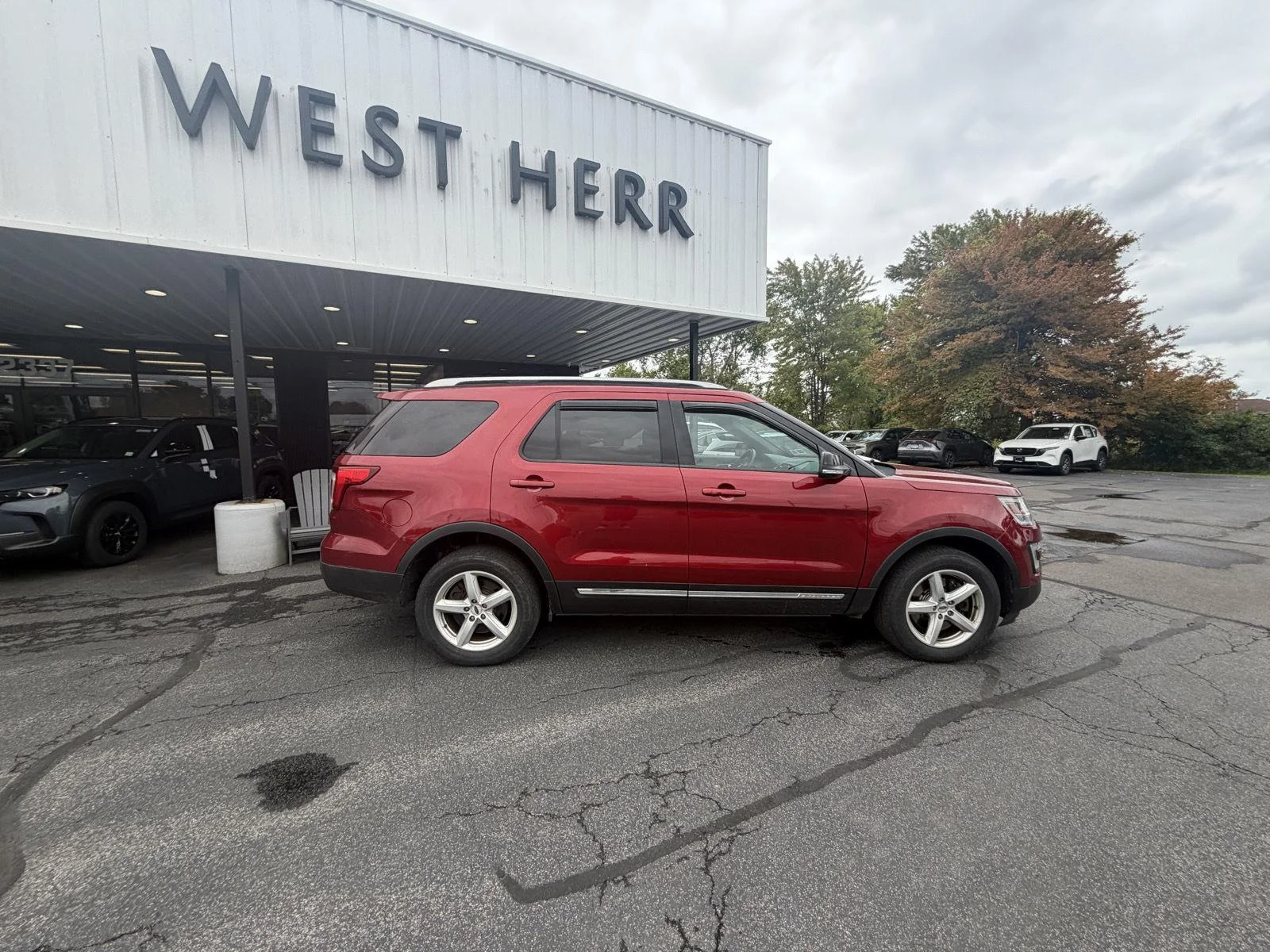 Used 2016 Ruby Red Metallic Tinted Clearcoat Ford XLT image 9