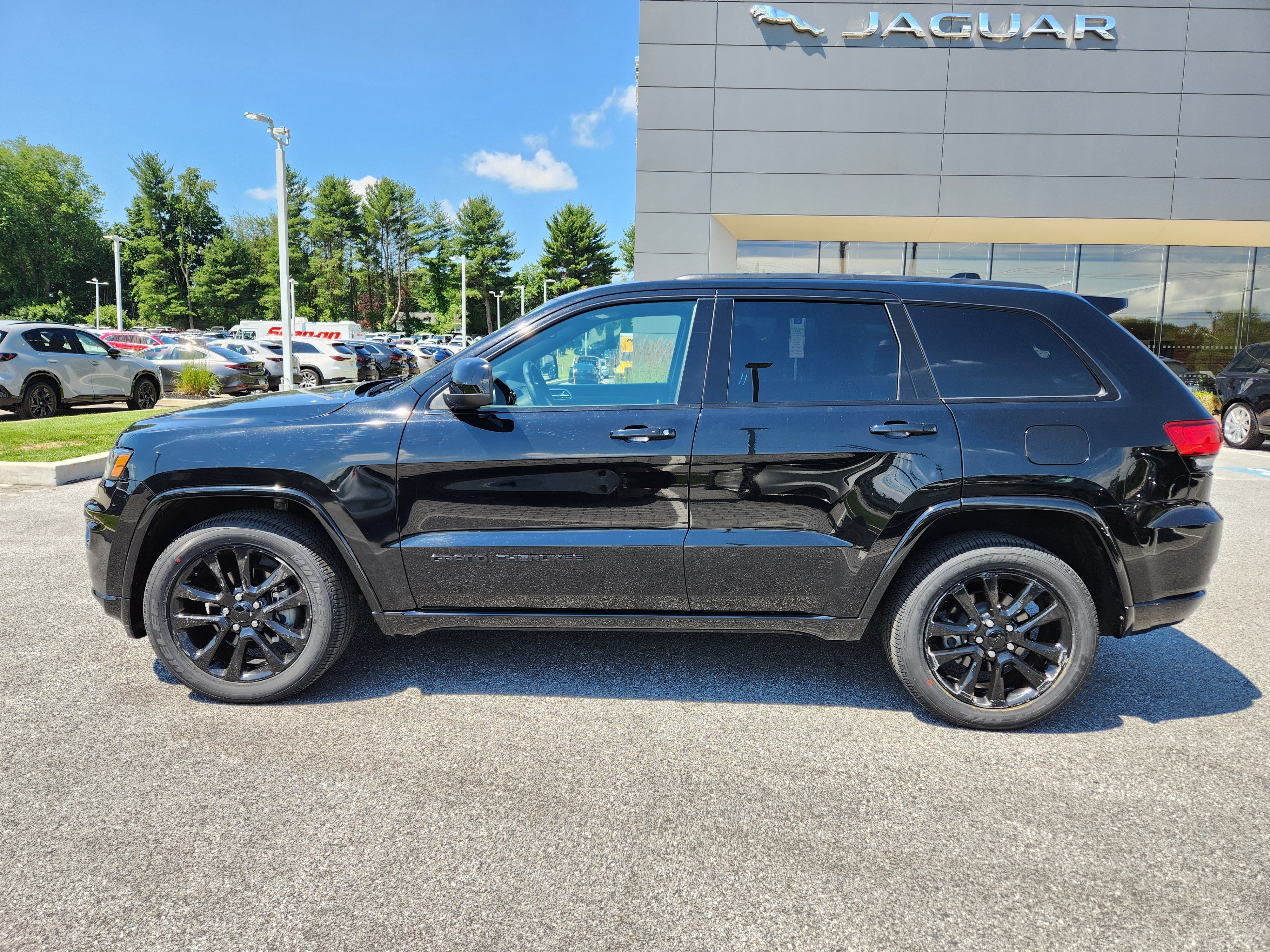 Used 2019 Diamond Black Crystal Pearlcoat Jeep Altitude image 5