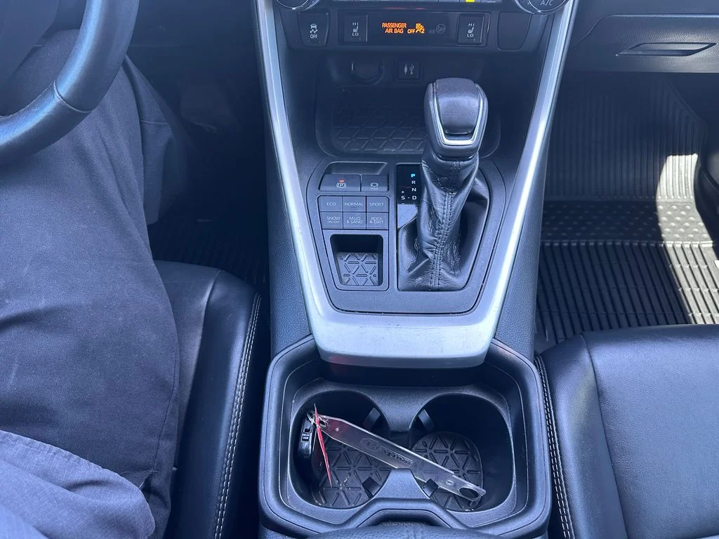 Used 2019 Gray Toyota XLE Premium image 18