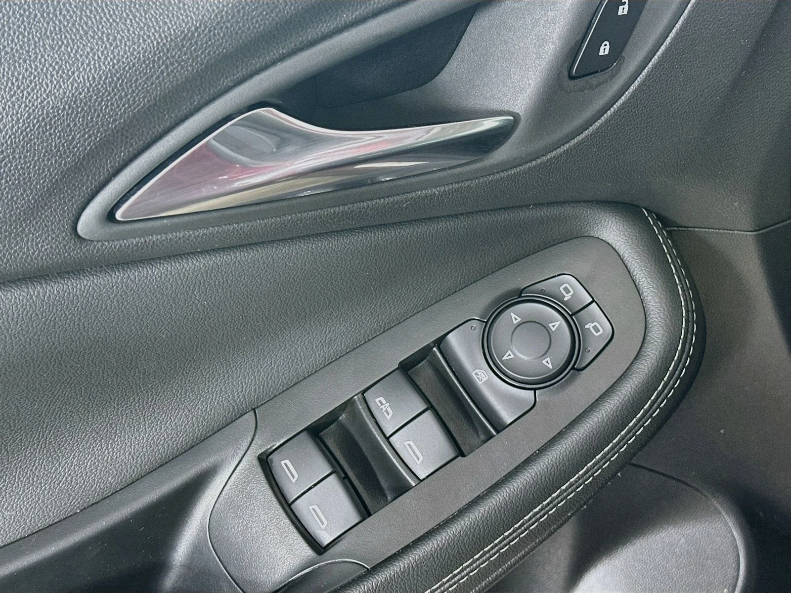 Used 2023 Red Buick  image 17