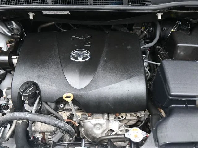 Used 2018 Silver Toyota XLE image 21