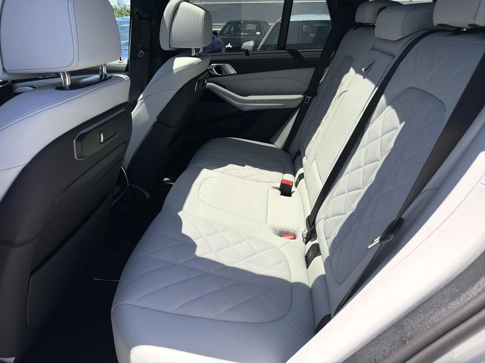 New 2026 Mineral White Metallic BMW xDrive50e Plug-In Hybrid image 13