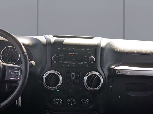 Used 2015 Green Jeep Unlimited Sahara image 16