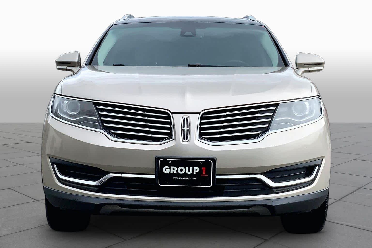 Used 2017 Palladium White Gold Metallic Lincoln Reserve image 4