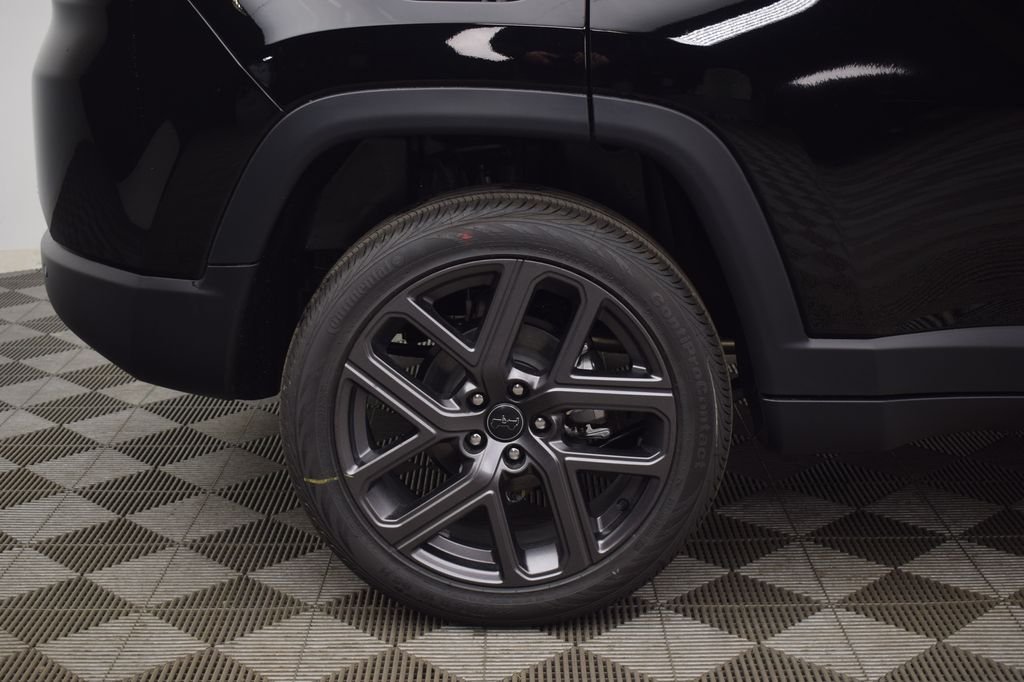 New 2026 Diamond Black Crystal Pearl-Coat Exterior Paint Jeep Limited image 8