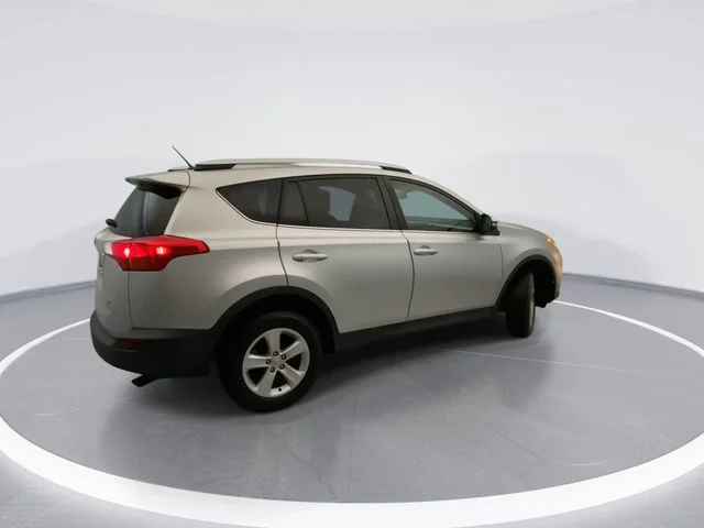 Used 2014 Silver Toyota XLE image 4