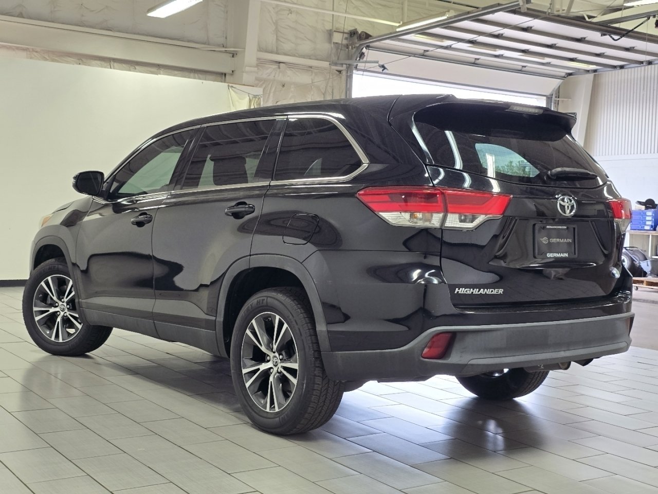 2019 Toyota Highlander LE - Photo 11