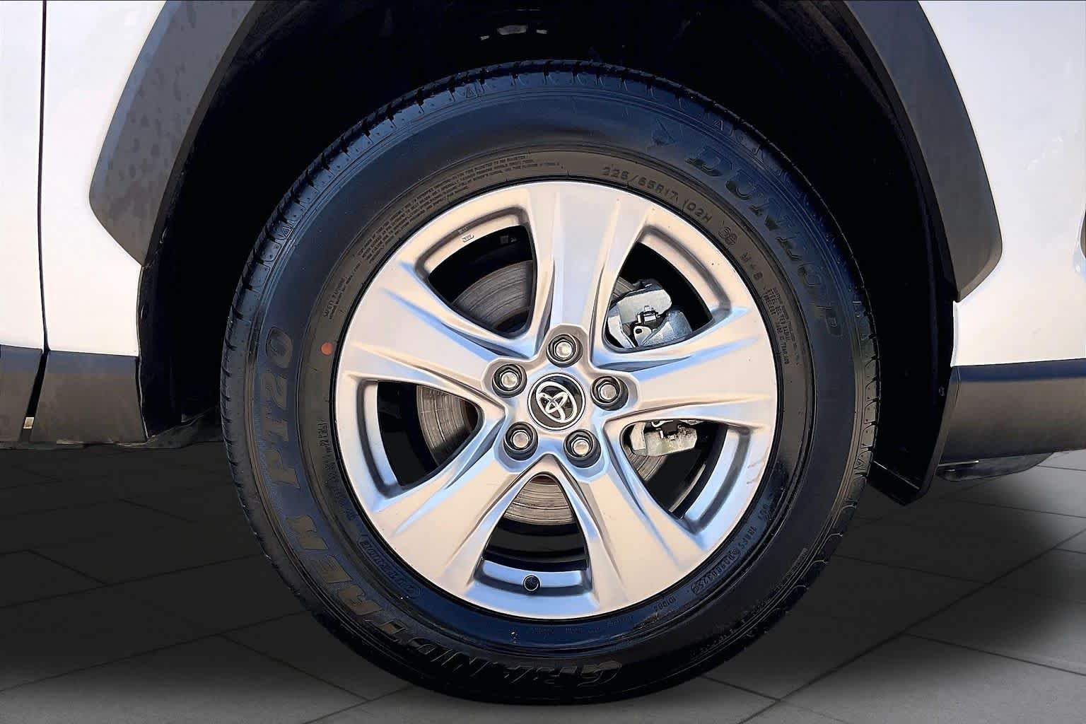Used 2025 Ice Cap Toyota XLE image 11