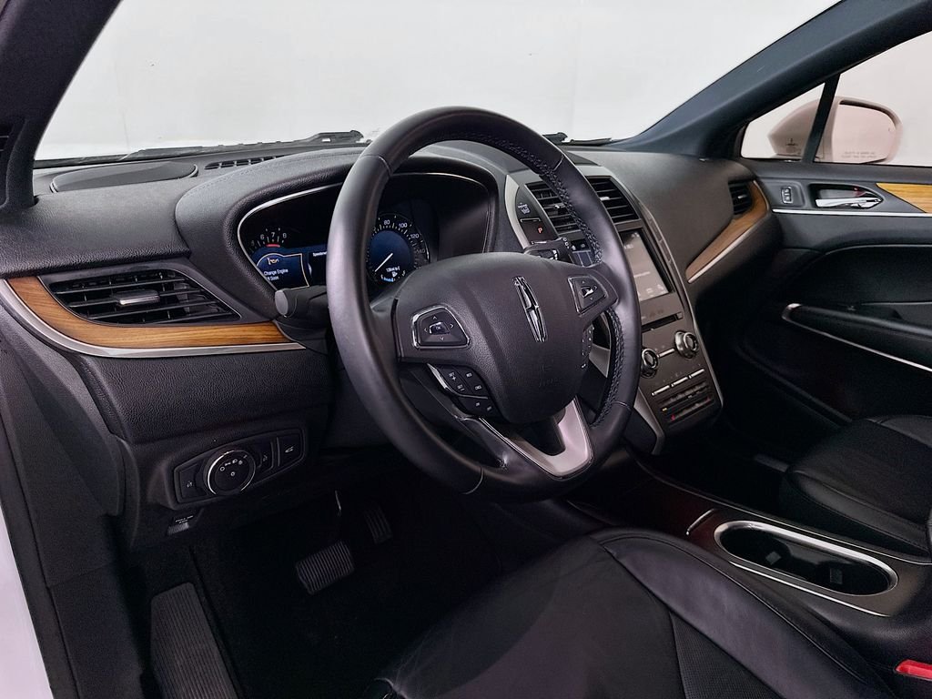 Used 2019 White Platinum Clearcoat Metallic Lincoln Select image 9